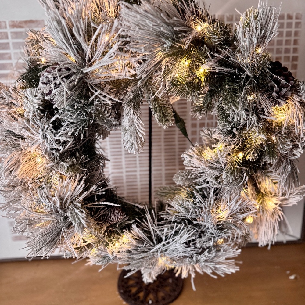 NWT Von Maur Frosted Holiday Wreath with Lights